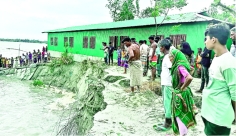 নদীভাঙনের কবলে প্রাথমিক বিদ্যালয়  