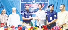ফাহিমের পাঠাগারে টাকা দিলেন নেত্রকোনার এসপি 