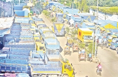 অবৈধভাবে ট্রাক পার্কিং  