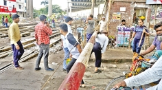 জীবনের ঝুঁকি নিয়ে চলাচল করছে পথচারীরা  
