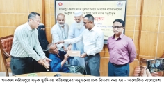 সড়ক দুর্ঘটনায় ক্ষতিগ্রস্তদের অনুদানের চেক বিতরণ  