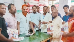 হাজীগঞ্জ বাজারে মোবাইল মার্কায় ভোট চাইলেন হাজী মোস্তফা