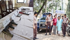 খুলনায় ৩ বিদেশি পিস্তল ও গুলিসহ তিনজন আটক