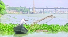 বুড়িগঙ্গা নদীতে প্রতিদিনই জাল ফেলছেন জেলেরা 