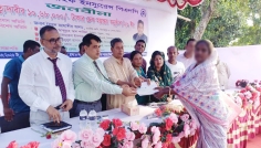 দিনাজপুরে মৃত্যুদাবির ১০ লাখ ৬৮ হাজার টাকার চেক বিতরণ