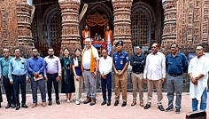 কান্তজিউ মন্দির পরিদর্শনকালে মার্কিন রাষ্ট্রদূত ক্রিস্টেনসেন