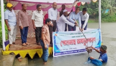 মাছের উৎপাদন বাড়াতে দেবহাটায় ৪০০ কেজি পোনা বিতরণ