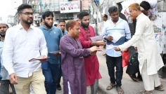 ৬ দফা দাবিতে লংমার্চ সফল করতে জামায়াতের লিফলেট বিতরণ