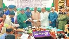 দিনাজপুরে দুর্ঘটনায় ক্ষতিগ্রস্ত ৭৩ জনের হাতে আর্থিক সহায়তার চেক