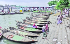 নৌকা নিয়ে বের হয় জীবিকার খোঁজে  