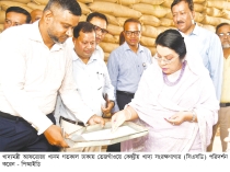 গুদামে হঠাৎ খাদ্যমন্ত্রী, অনিয়ম বরদাস্ত না করার হুঁশিয়ারি 