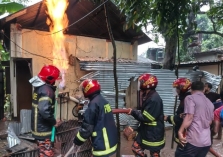 সিরাজগঞ্জে বর্জ্রপাতে বিদ্যুৎ মন্ত্রীর বাসভবনের প্রধান গেইটে আগুন