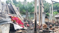 রায়গঞ্জে ভয়াবহ অগ্নিকাণ্ড, নগদ টাকা-স্বর্ণালংকারসহ পুড়ল দুই ঘর