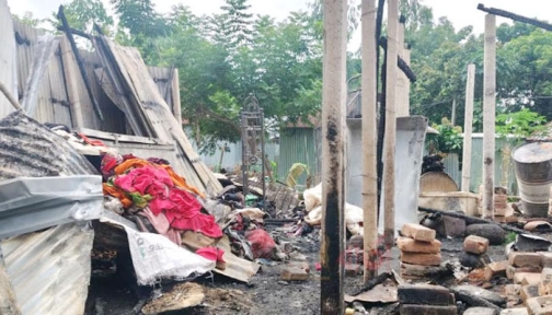 রায়গঞ্জে ভয়াবহ অগ্নিকাণ্ড, নগদ টাকা-স্বর্ণালংকারসহ পুড়ল দুই ঘর