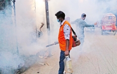 মশার ওষুধ স্প্রে করছে ঢাকা দক্ষিণ সিটি কর্পোরেশনের কর্মীরা  
