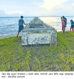 পদ্মার তীব্র ভাঙনে বসতভিটার পর এবার নদীগর্ভে পূর্বপুরুষের কবর 