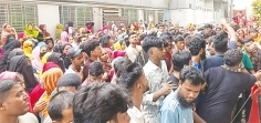 বেতন পরিশোধ না করে কারখানা বন্ধ ঘোষণা, শ্রমিকদের বিক্ষোভ  