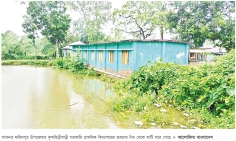 বিদ্যালয়ের ঝুঁকিপূর্ণ ভবনে পাঠদান, ধসে পড়ার আশঙ্কা  