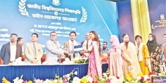 'ভাইস-চ্যান্সেলর অ্যাওয়ার্ড' পেলেন কানিজ ফাতিমা  