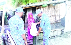 কক্সবাজারের সেন্টমার্টিনে কোস্ট গার্ডের ত্রাণ বিতরণ  