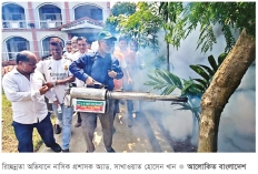 কাঁধে ফগার মেশিন নিয়ে পরিচ্ছন্নতা অভিযানে নাসিক প্রশাসক 