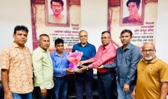 গণমাধ্যম সংস্কার কমিশনের প্রধানকে এমইউজের ফুলেল শুভেচ্ছা 
