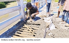 ১০ কোটি টাকার সেতুতে রডের বদলে বাঁশ  