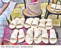শীতলপাটি দিয়ে স্যান্ডেল তৈরি করছেন রাবির চার শিক্ষার্থী 