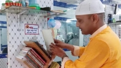দুর্গাপুরে বইয়ের নেশায় আলোর ফেরিওয়ালা নাজমুল হুদা