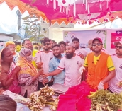 মানুষকে সচেতন করতে বর্জ্যের বিনিময়ে খাবার-গাছ দিচ্ছে 'ক্লিন চাঁদপুর'  
