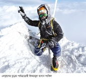 এলব্রুসের চূড়ায় বাংলাদেশের পতাকা ওড়ালেন শাকিল  