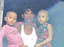 সড়ক দুর্ঘটনায় মাকে হারিয়ে দুই শিশুর ভবিষ্যৎ অনিশ্চিত 
