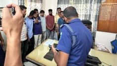 সিরাজগঞ্জে বাসে তল্লাশি, ৯৪ চোরাই ফোনসহ গ্রেপ্তার ৮