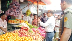 দেবহাটায় মেয়াদোত্তীর্ণ পণ্য ও মূল্য তালিকা না থাকায় জরিমানা