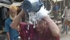 মেয়েকে ছাড়িয়ে এনে প্রকাশ্যে দুধ দিয়ে গোসল করলেন মা