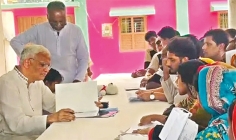 অসহায় ও দরিদ্র মানুষের স্বাস্থ্যসেবা নিশ্চিতে নিজে রোগী দেখেন সমাজকল্যাণমন্ত্রী  