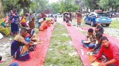 পরিচয় গোপন রেখে মানুষের মধে খাবার বিতরণ  
