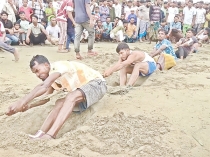 হাওরে ঐতিহ্যবাহী রশি টানাটানি খেলা  