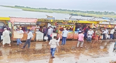 ছাউনি দখল করে ব্যবসা যাত্রীদের দুর্ভোগ   