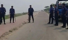 সিরাজগঞ্জে চায়না বাঁধের কাশবনে দ্বিতীয় দিনেও পুলিশের অভিযান