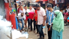 কাউখালীতে স্বেচ্ছাসেবক দলনেতার উদ্যোগে মশা নিধন কর্মসূচি
