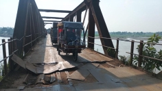 জোড়াতালির মেরামতে চলছে মেয়াদোত্তীর্ণ সোনাহাট সেতু, বাড়ছে দুর্ভোগ