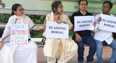 দিল্লিতে ধর্নায় বসে আটক মমতা বন্দ্যোপাধ্যায়
