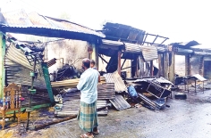ভয়াবহ আগুনে পুড়ে গেছে গোডাউনসহ দোকান  