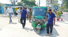 সাইকেল ট্র্যাকে অবৈধ পার্কিংয়ের বিরুদ্ধে চসিকের অভিযান 