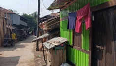 ব্যবসার জমিতে বসতবাড়ি, সংকুচিত হচ্ছে কাউখালী হাট-বাজার