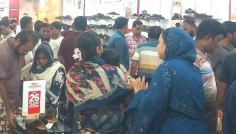 পূজার কেনাকাটায় সরগরম সিরাজগঞ্জের মার্কেট ও ফুটপাত