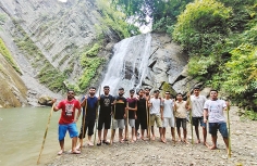দেখতে পারেন দামতুয়া ঝরনা 