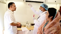 নিরাপদ খাদ্য পরীক্ষার ভ্রাম্যমাণ ল্যাব পরিদর্শন করলেন প্রধানমন্ত্রী