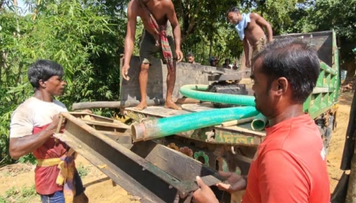 রামুতে অবৈধ বালু উত্তোলন, ড্রেজার মেশিন ও ৩০ ফুট পাইপ জব্দ